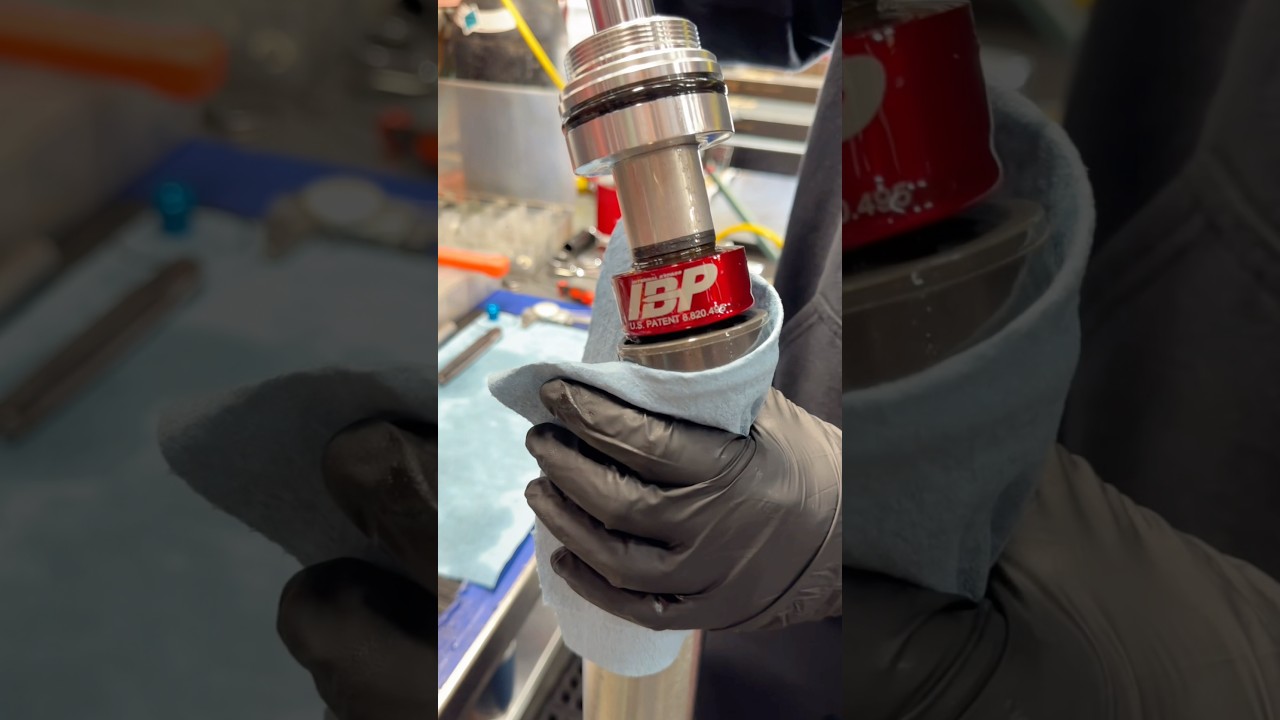 🔥 Амортизаторы King 2.5 с внутренним перепуском проходят некоторые настройки перед отправкой. 