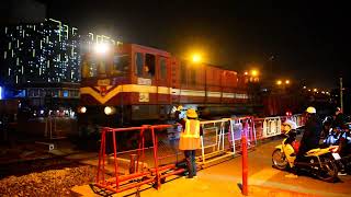 D18E-602 kéo tàu hàng 2302+D9E-207+D9E-218
