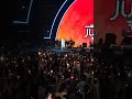 رضاالبحراوي بيدندن مع جمهور تامر حسني في حفلة Redbulljukebox وبغني لأول مرة المقص 