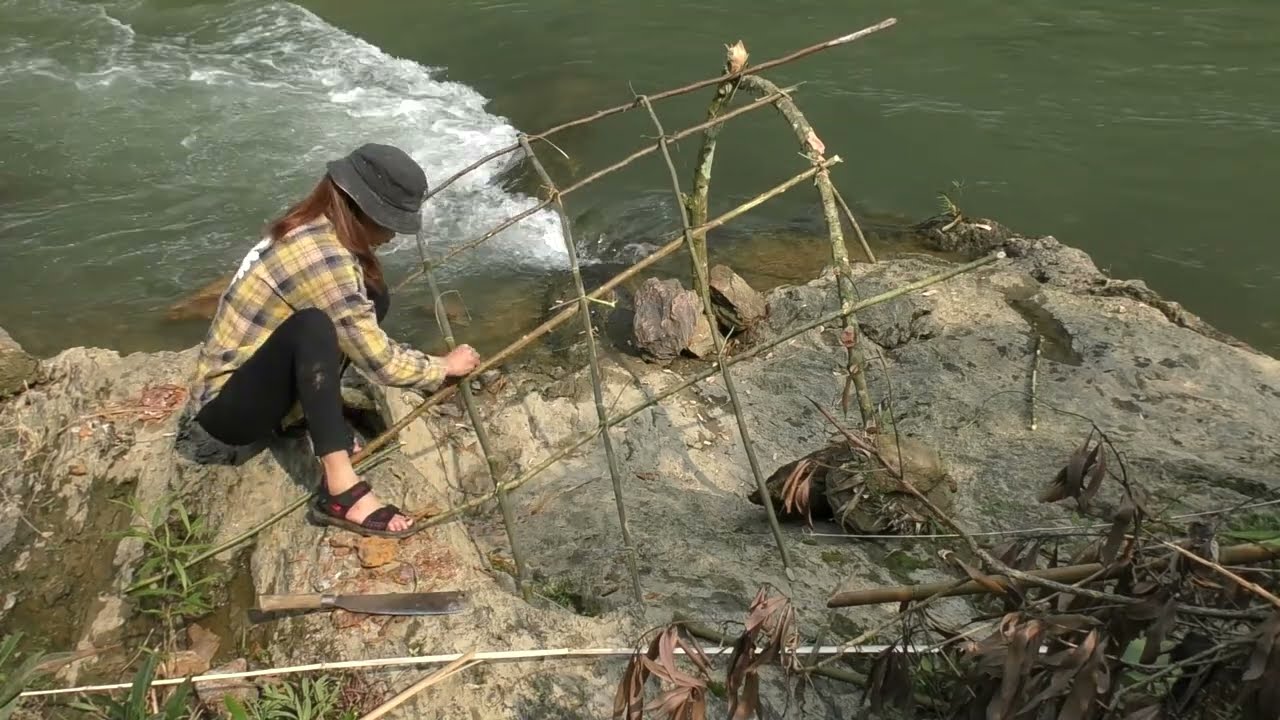 Solo bushcraft & Camping Relaxing fishing by the stream enjoy a