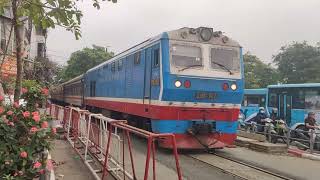 D19E-903 🩷🩷🩷🩷🩷 kéo tàu SE5 qua chắn Kim Liên (3/4/2026)
