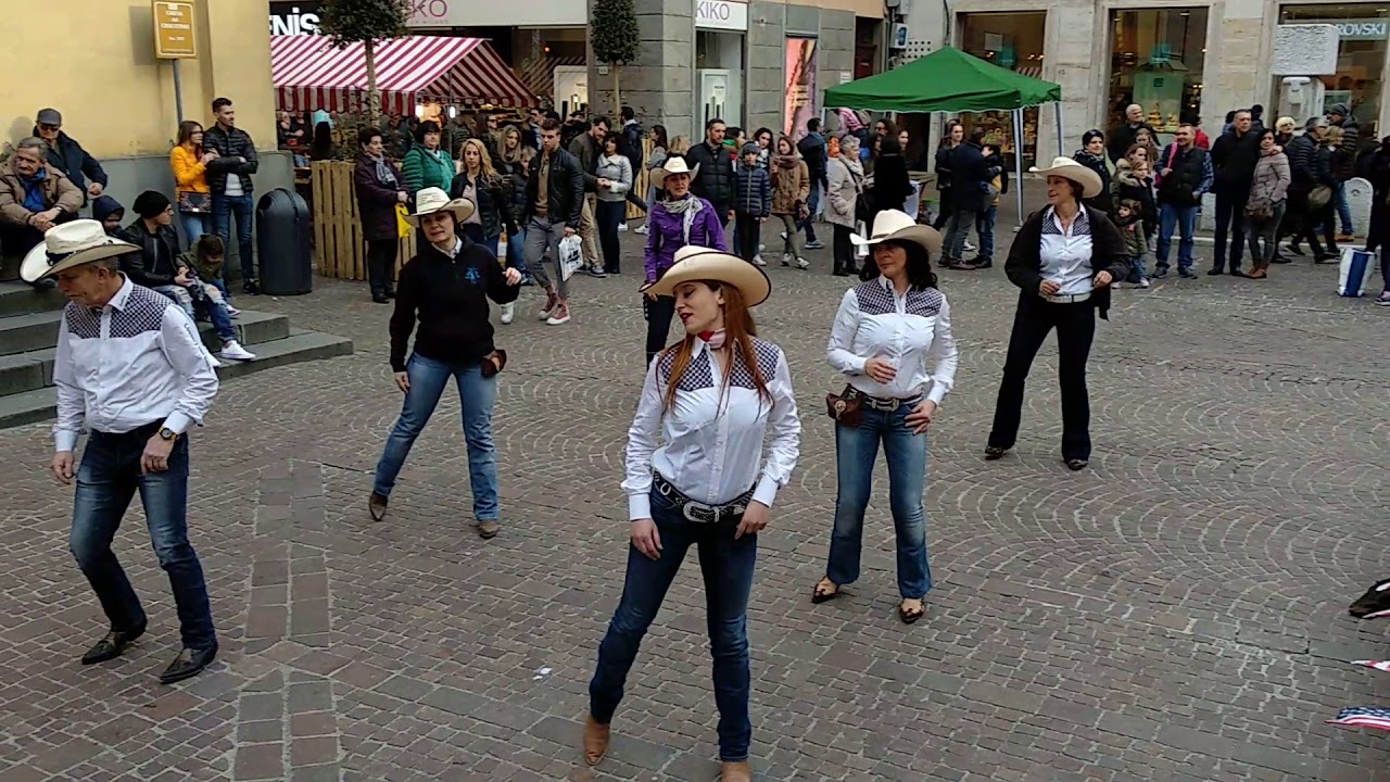 Country Line Dance in piazza