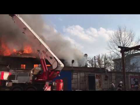 Видео: пожар в здании бывшего техникума в Казани тушат водой из озера Кабан