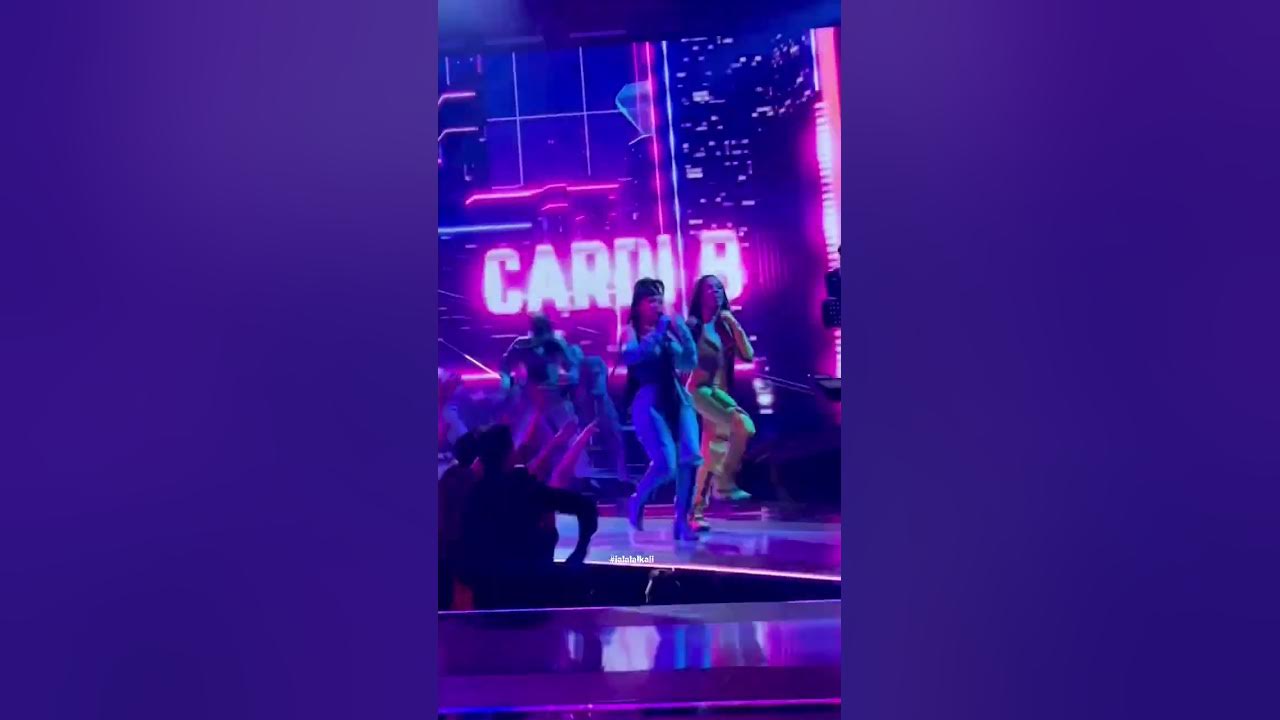 #cardib & #glorilla performing Tomorrow 2 at the #AMAs