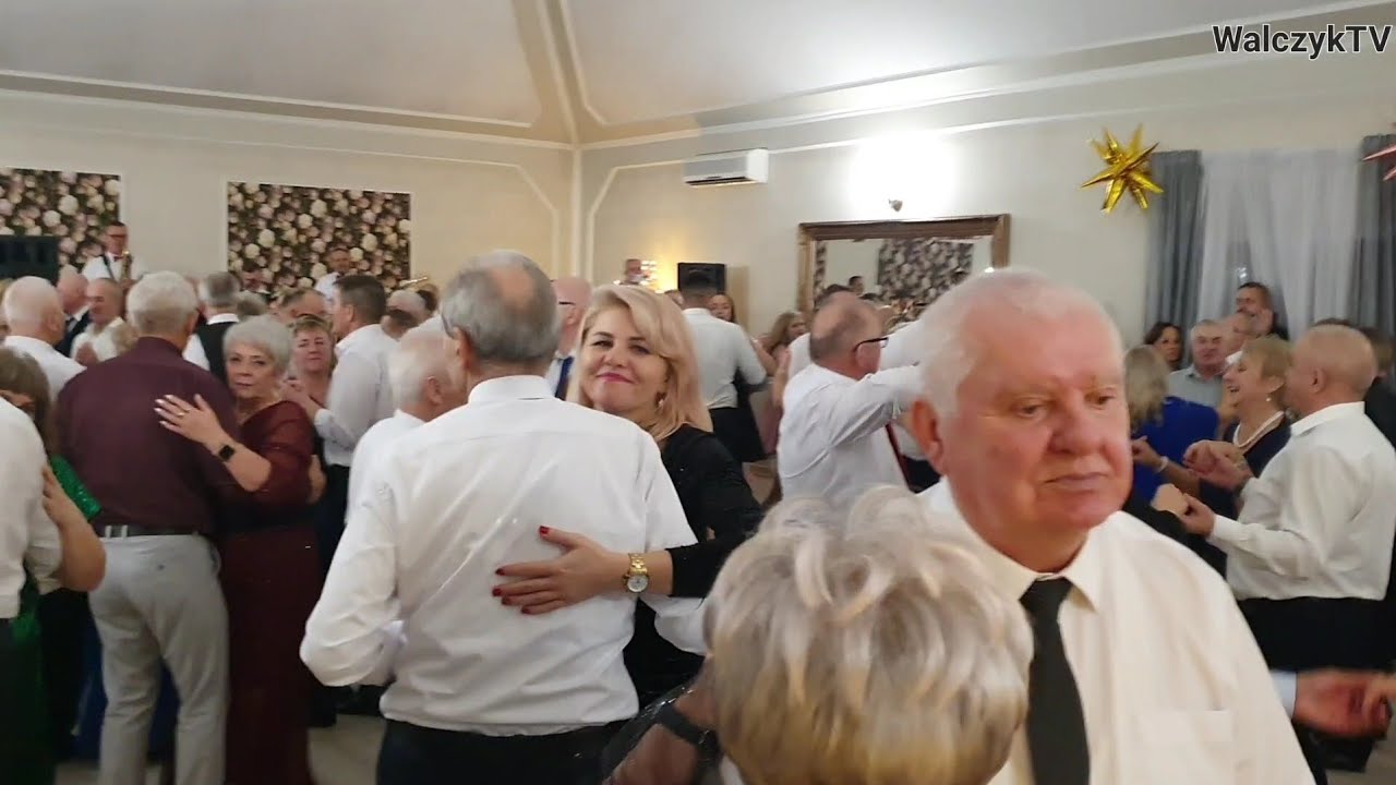 ZABAWA SYLWESTROWA 2025/26 wyśmienici tancerze wirują a przeurocza Justynka gwiazdą wieczoru 