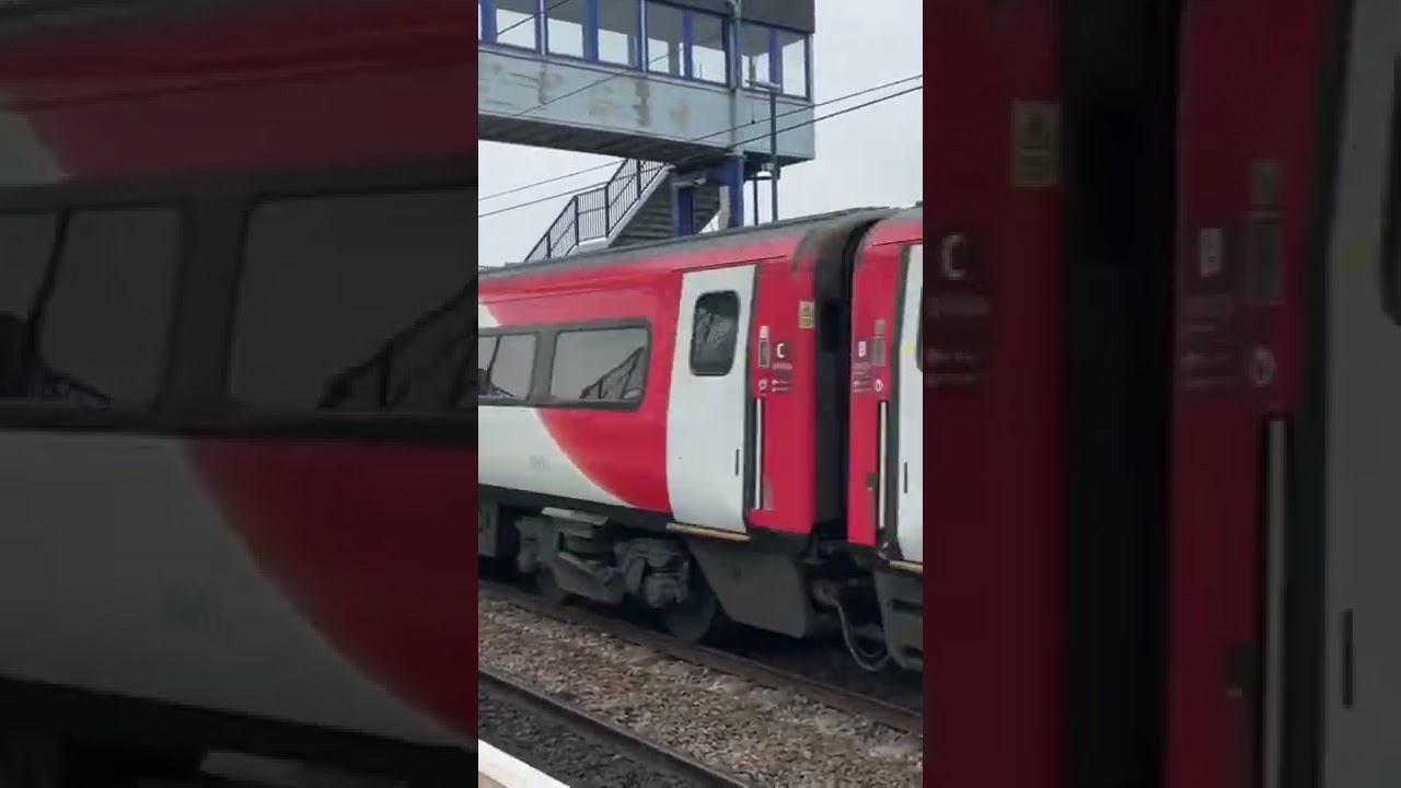 LNER Class 91 119 “Bounds Green” in Intercity Swallow passes Adwick with tones