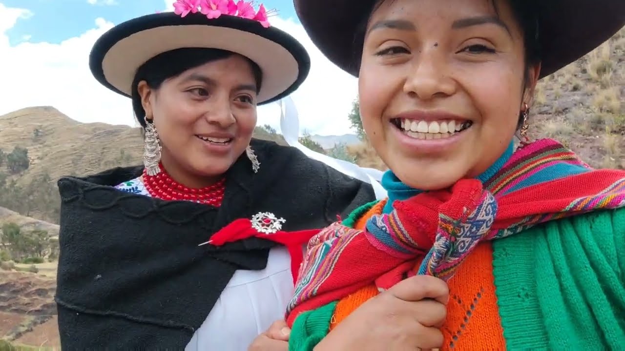 Intercambio cultural con una hermosa mujer de la cultura CAÑARI 🇪🇨 Sembrando papa