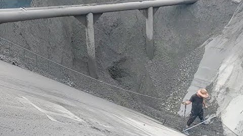 Barge unloading 2500 tons of iron ore part 1 - Video vlog of work on the barge