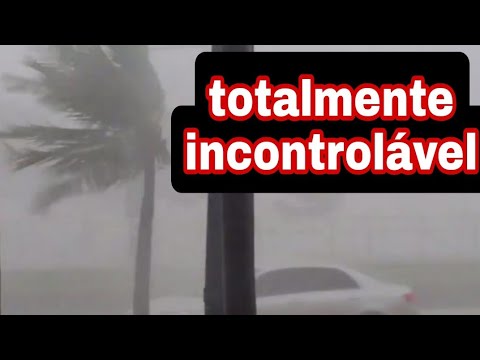 tempestade apoc4liptica arranca telhados e árvores em Shah Alam, Malásia 28/01/2022