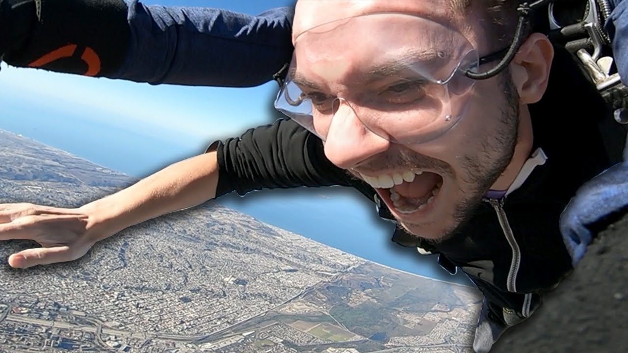 Yapper with "pretty privilege" drinks java and skydives into Twitch Con