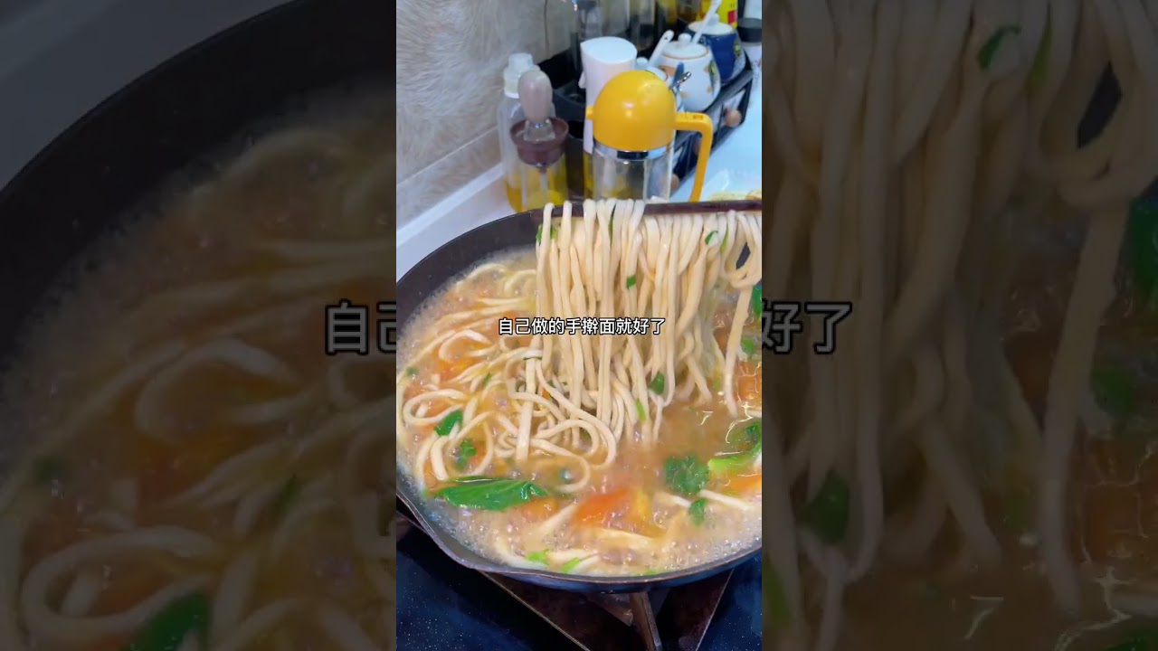 老公头疼不舒服，中午在家自制手擀面，加了点番茄，清淡又入味，很好吃，老公都吃出汗了，一下子舒服多了～#一日三餐人间烟火 #番茄鸡蛋面 #平平淡淡小日子 #疫情下的生活 #简简单单又一餐 @抖音小助手