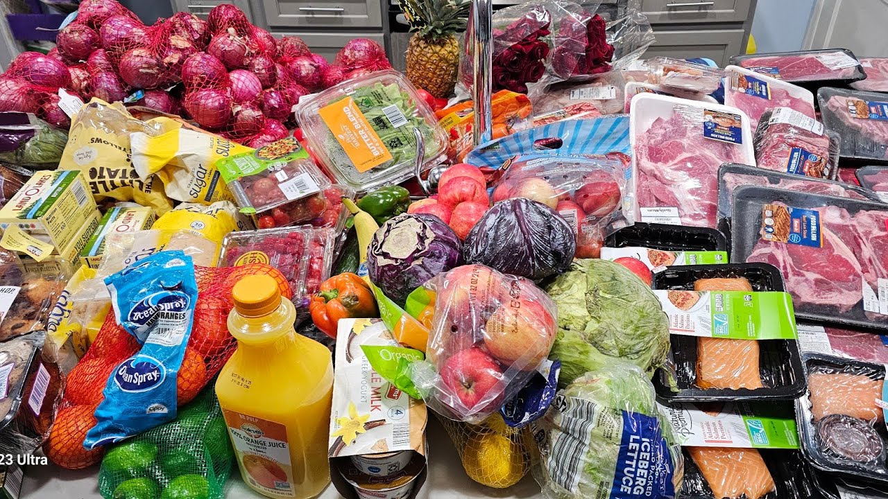 Dumpster Diving Binaha Ng Karne At Sibuyas Prutas Gulay 