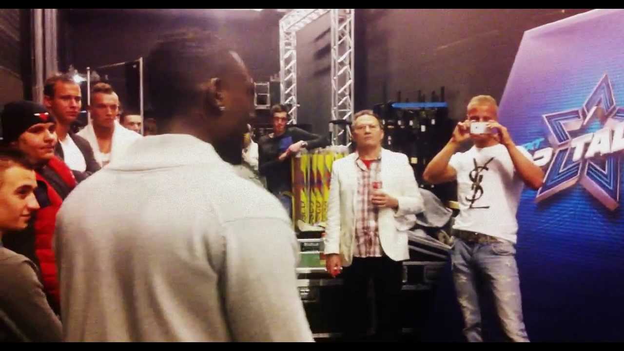 Nixon singing at the backstage of the next pop talent