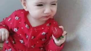 Ogluşumun Ilk Çilek Tadarken