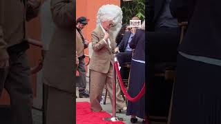 Glenn Close appose ses empreintes devant le célèbre Chinese Theatre sur Hollywood Boulevard