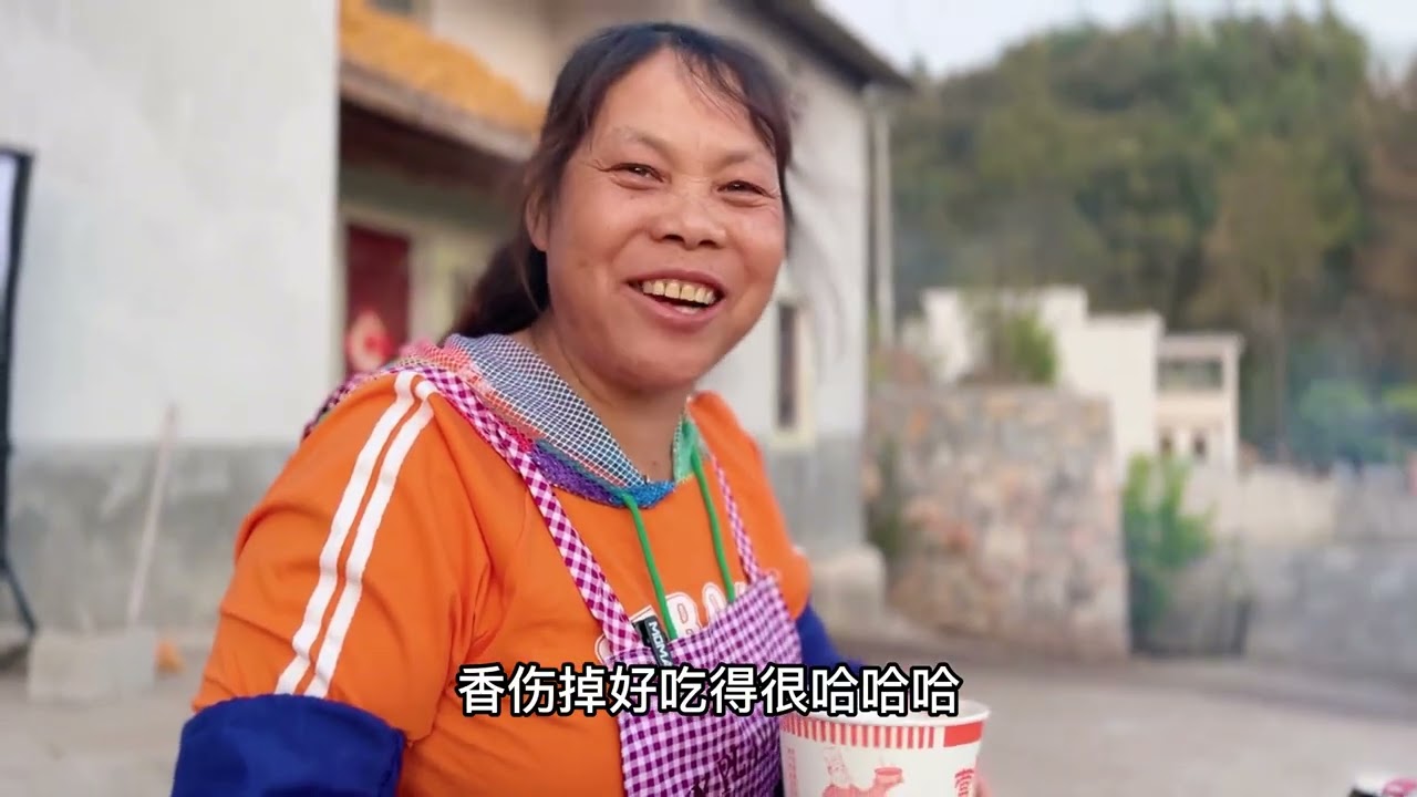 有人说我放着好好的班不上，非要选择回到农村老家吃苦，可是他们不知道是我能一边做着自己热爱的事，一边还能陪伴在父母左右，我真的很幸福#春日好食光 #抖音记录农村生活 #记录真实生活 #农村生活