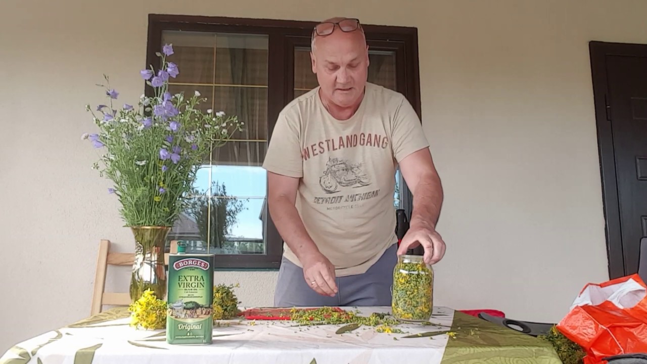 Готовим масло из зверобоя.