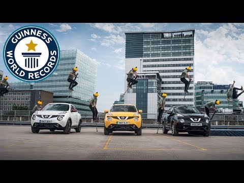 Saltar autos con un palo de salto - Guinness World Records
