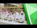 خالد الفيصل ونائبه بدر بن سلطان يشاركان رجال الأمن طعام الإفطار في المسجد الحرام