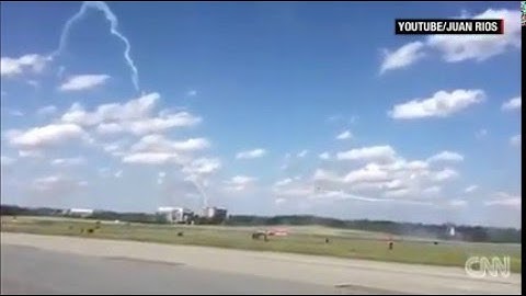 Máy bay rơi khi trình diễn, phi công thiệt mạng