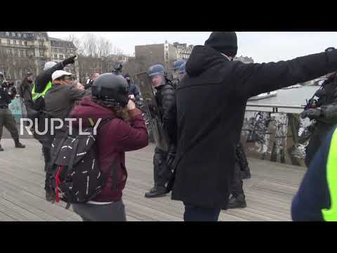 France: 'Yellow Vest' Rocky boxes police and walks away