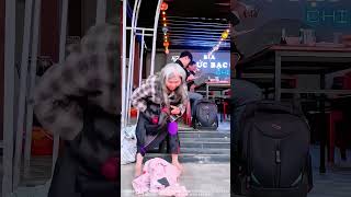 彼は彼女が修正するために彼の引き裂かれたジャケットを残しました