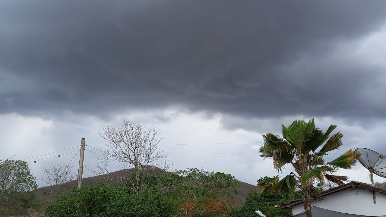 Grande trovoada aqui no agreste de Pernambuco   muitos  raios e trovões 