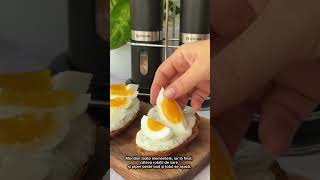 Toast cu ouă moi și cremă de iaurt cu verdețuri