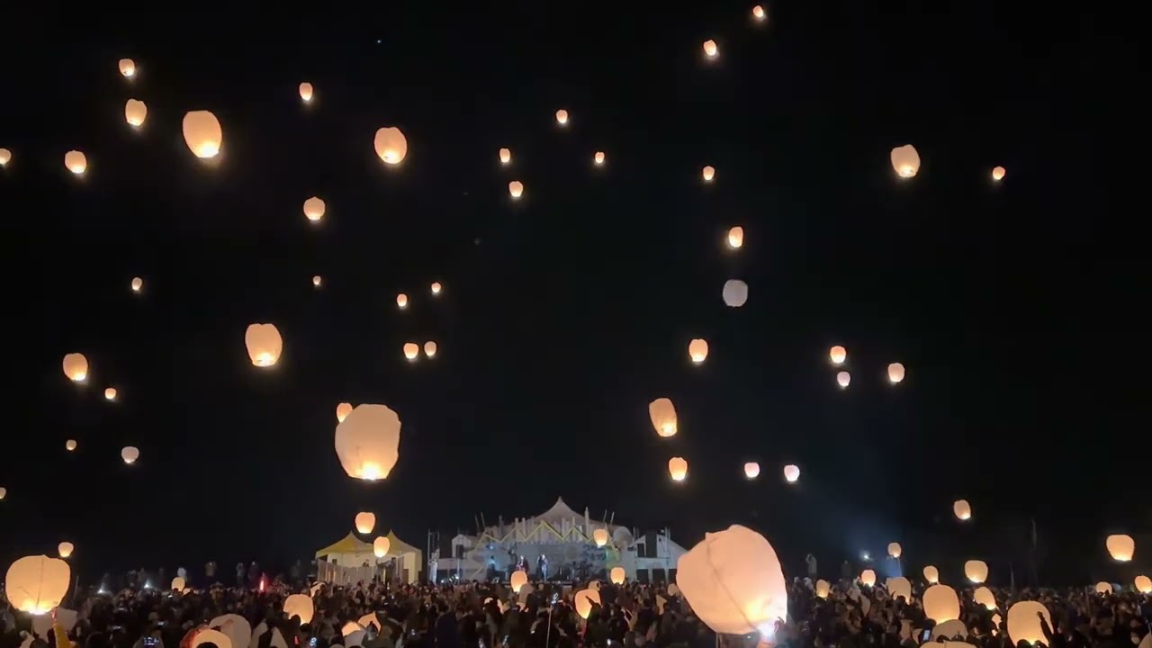 4K］Winter Japan Sky Lantern スカイランタンの絶景(津南雪まつり) 天