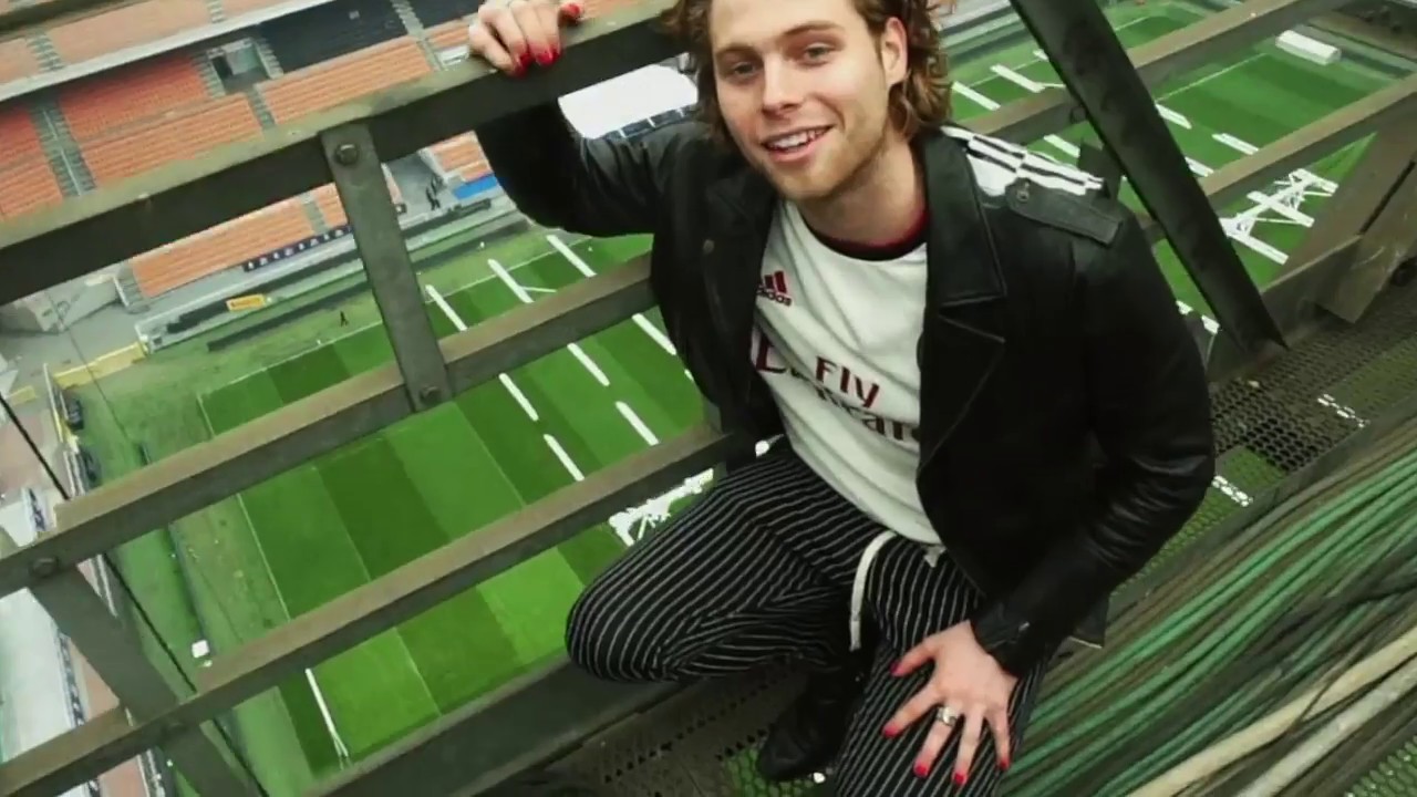 Luke Hemmings being Luke for two minutes
