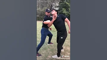 تعلم حركات قتال 