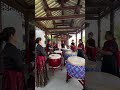 ¿Es bonito el tambor de la abuela? La abuela no sabe tocarlo, pero cuando se le ocurre, lo hace