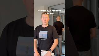 Hij Maakt Een Opmerking En Zorgt Daarna Snel Dat Hij Wegkomt.