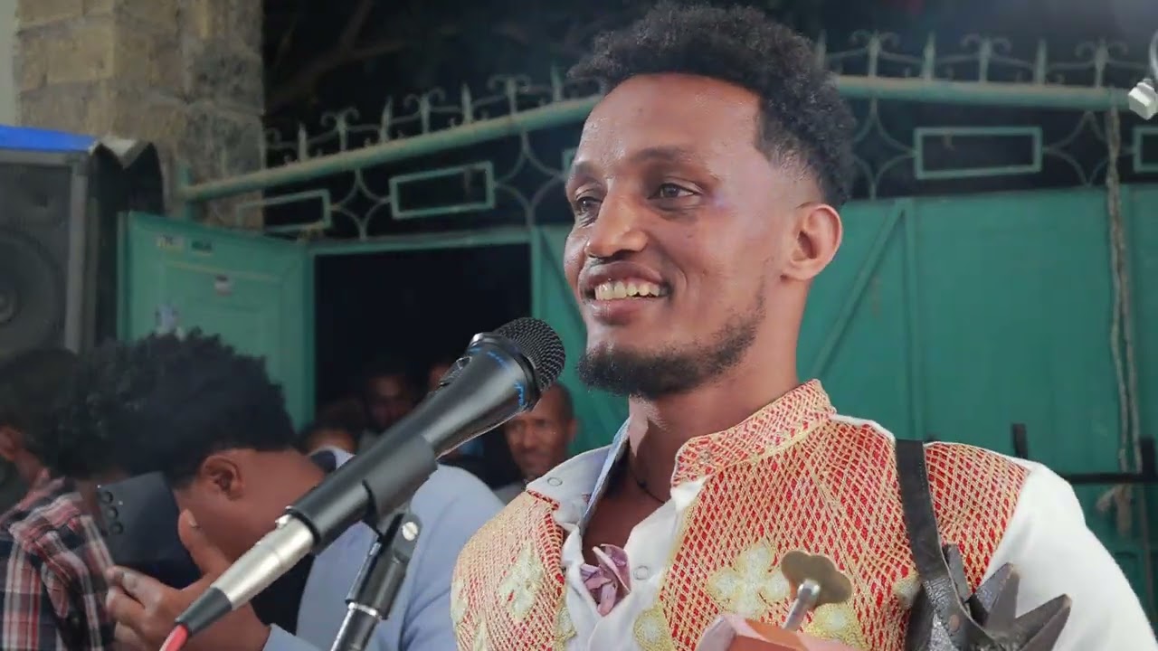 ተስፋይ ብርሃነ ንመርዓቱ ክሳዳ ብርኒሆየ እናበለ ክደርፈላ ሓዲሩ tesfay brhane stage porformance