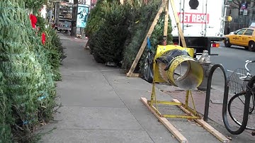 Christmas tree wrapping machine