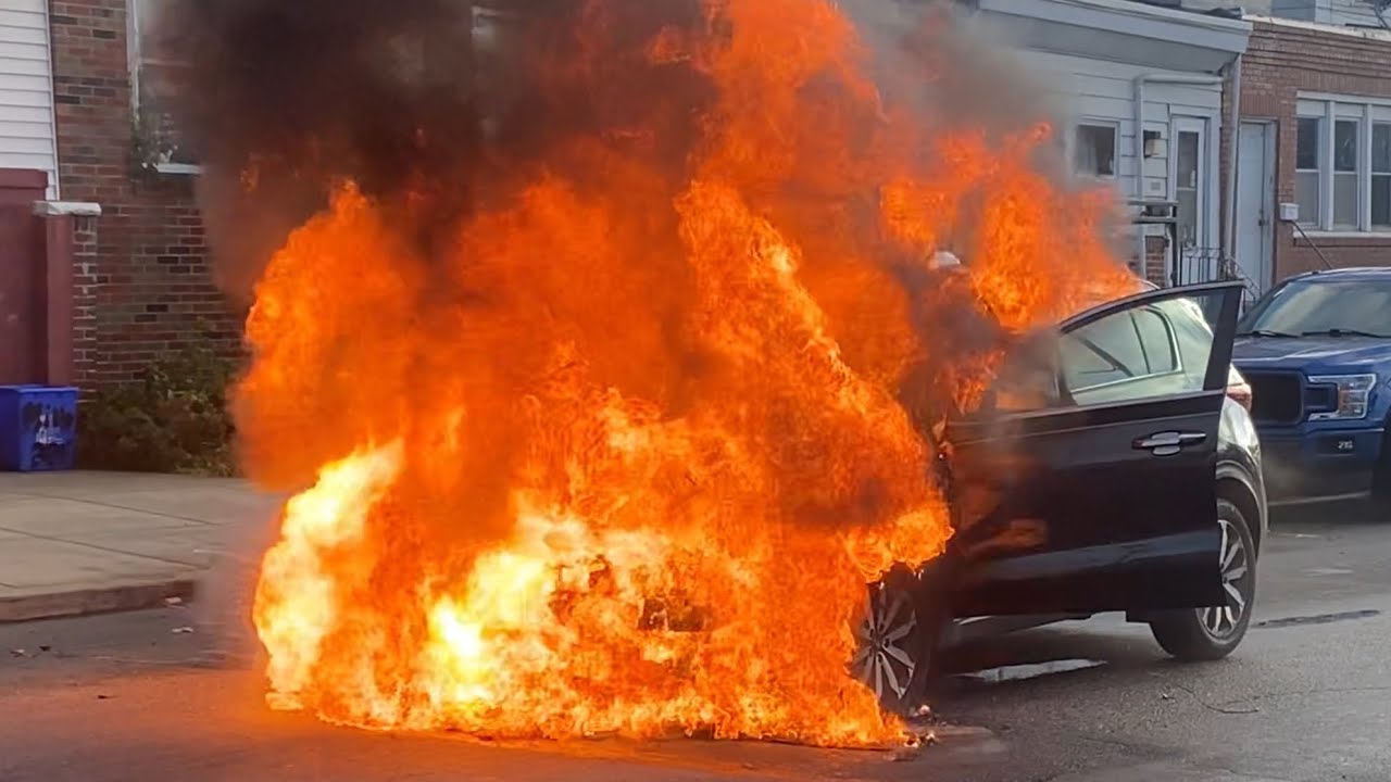 ⁴ᴷ 🔥Philadelphia Fire Department🔥 | 63rd & Dicks Ave | Engine 40 Auto Fire With *** explosions ***￼