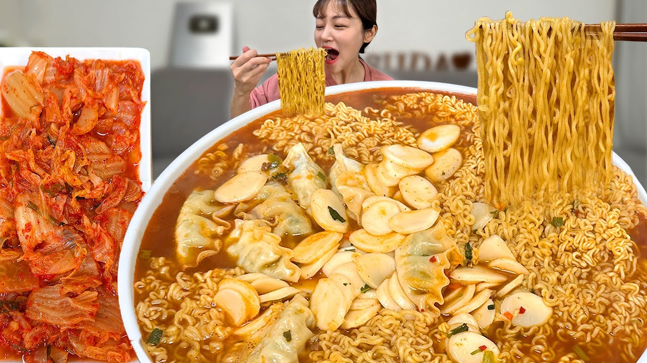 오랜만에 신라면으로 끓인 얼큰 칼칼~한 떡만두 라면 8봉지 먹방! 🍜 Spicy Ramyun with Tteok Mandoo, Kimchi Mukbang