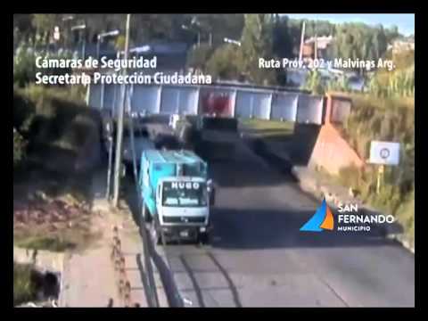 San Fernando: impactantes choques de dos camiones contra un puente ferroviario