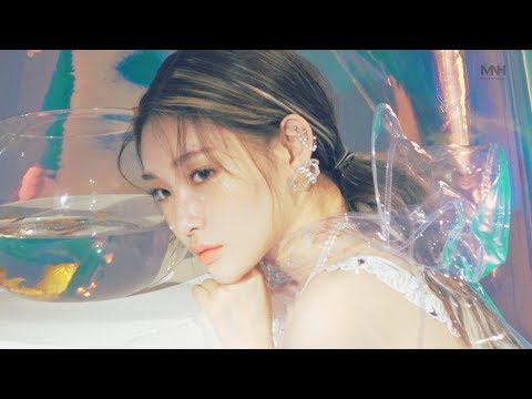 청하 (CHUNG <strong>HA</strong>) - &amp;#39;Blooming Blue&amp;#39; Jacket <strong>Making</strong> Film1