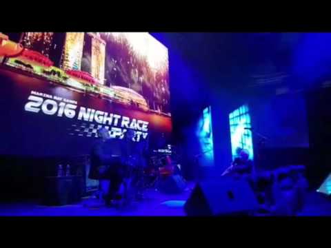 Stephen Francis covering Lionel Richie's "Hello" at Singapore F1 party 16