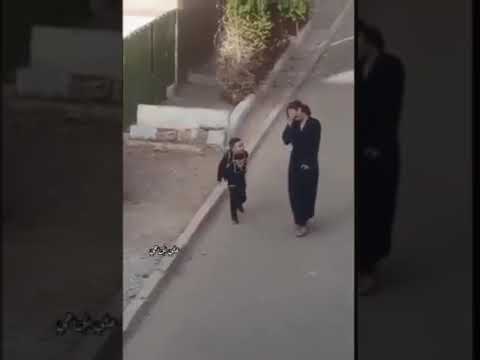 في مشهد مؤثر : طفل يعبّر عن حبه لوالدته بعد ربطها لحذائه