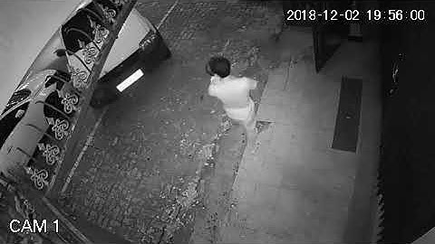 Oto tông thẳng nhà dân rồi bỏ đi