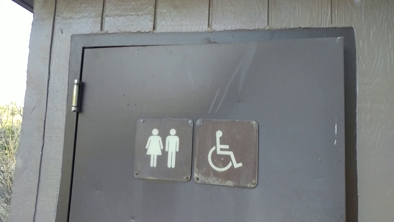 Экскурсия по кемпингу Oak Flat, включая осмотр туалетов.