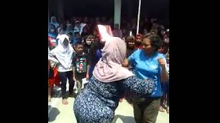 😂 VIDEO LUCU EMAK - EMAK JOGET DANGDUT DI ACARA KEMERDEKAAN DESA