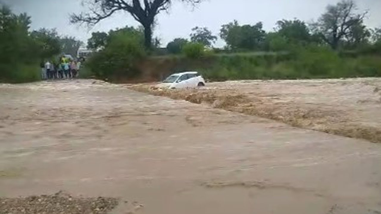 Samba: Car washed away in flash flood - YouTube