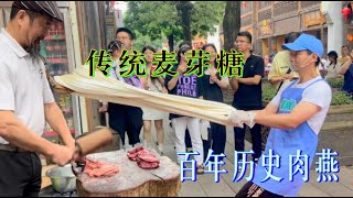 逛福州驰名的三坊七巷，品尝百年历史肉燕、传统麦芽糖、传统福州饼等等，美食多到吃不过来……