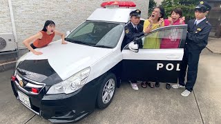 父と母が警察に逮捕されました。パトカーが家に来る