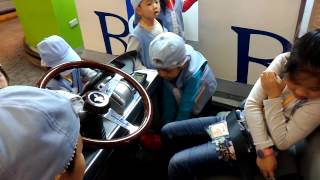 20131209 BabyBoss - 加油站加油員加油中