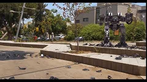 Tyflow mecha robot shooting spiders / Download in HD