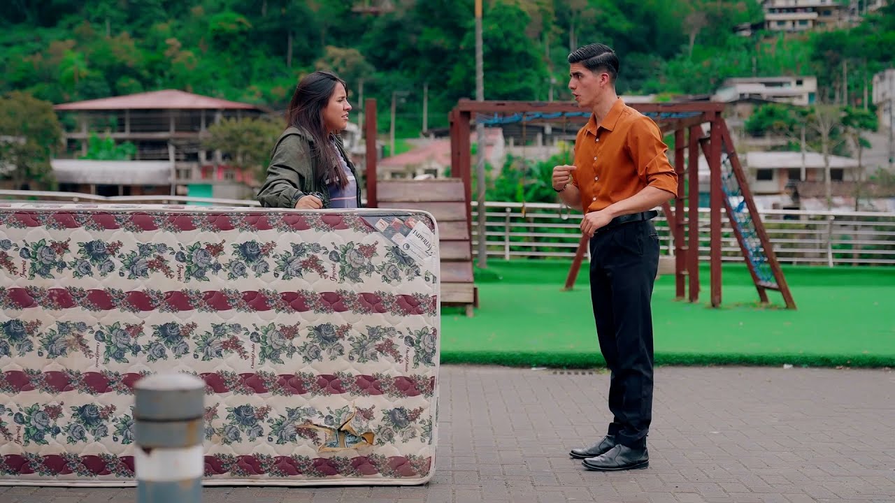 ALIPEWA ZAWADI YA GODORO KWENYE HARUSI YAKE KUMBE NDANI YA GODORO WAMEWEKA KITU KITAKACHO KUSHANGAZA